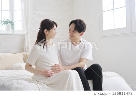 妊娠している妻のお腹を触る夫 126911472