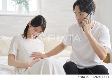 陣痛が始まった妊婦 126911474