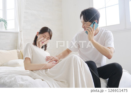 陣痛が始まった妊婦 陣痛が始まった妊婦 126911475