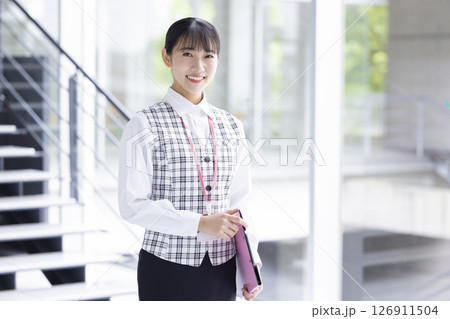 医療　事務員の制服を着ている女性のポートレート 126911504