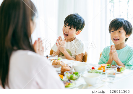 ダイニングで食事する家族 ダイニングで食事する家族 126911566