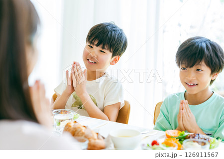 ダイニングで食事する家族 ダイニングで食事する家族 126911567