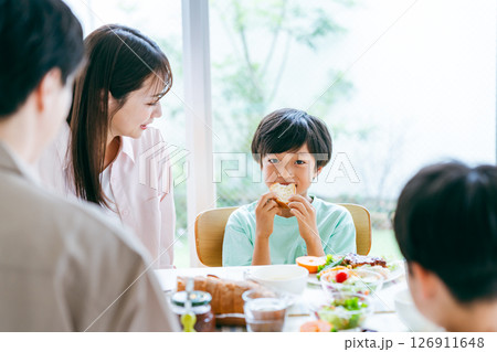 ダイニングで食事する家族 ダイニングで食事する家族 126911648