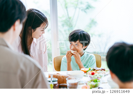 ダイニングで食事する家族 ダイニングで食事する家族 126911649
