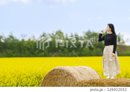 満開の菜の花畑を観光する女性 126912032