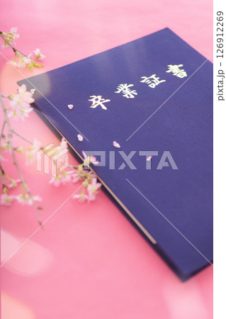 卒業証書と桜 126912269
