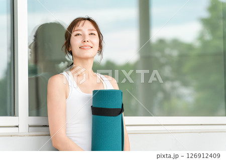 ヨガマットを持った健康的な女性(ワークアウト,フィットネス,美容)) ヨガマットを持った健康的な女性(ワークアウト,フィットネス,美容)) 126912409