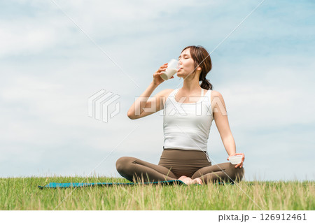 運動時にプロテイン・ドリンク・BCAA・EAAを飲む女性(ダイエット・栄養補給・ボディメイク) 運動時にプロテイン・ドリンク・BCAA・EAAを飲む女性(ダイエット・栄養補給・ボディメイク) 126912461