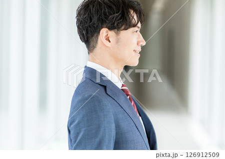 通路に立つビジネスマン。 126912509