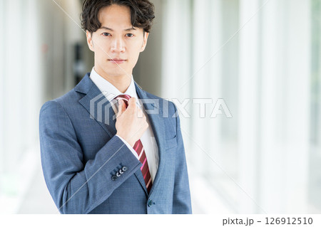 通路に立つビジネスマン。 126912510