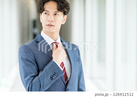 通路に立つビジネスマン。 通路に立つビジネスマン。 126912512