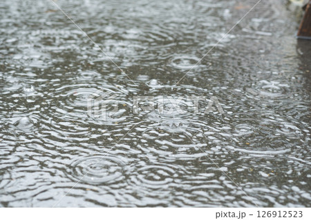 雨で水溜りができているイメージ (写真素材) 雨で水溜りができているイメージ (写真素材) 126912523