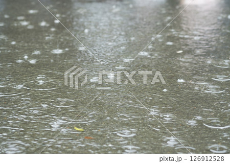 雨で水溜りができているイメージ (写真素材) 雨で水溜りができているイメージ (写真素材) 126912528