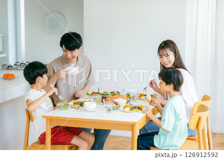 ダイニングで食事する家族 ダイニングで食事する家族 126912592