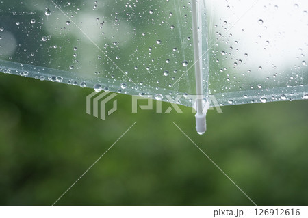 ビニール傘から見た雨模様のイメージ　(写真素材) 126912616