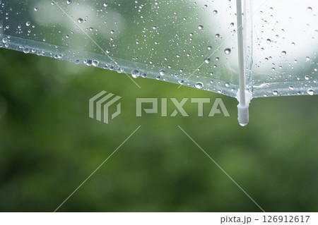 ビニール傘から見た雨模様のイメージ　(写真素材) 126912617