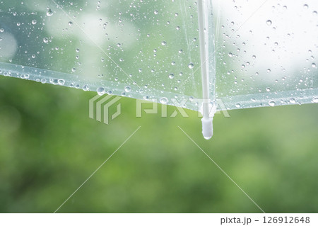 ビニール傘から見た雨模様のイメージ　(写真素材) 126912648