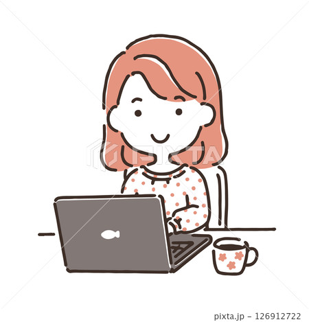 パソコンの前に座っている若い女性 パソコンの前に座っている若い女性 126912722