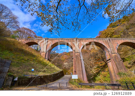 秋の群馬県安中市のめがね橋(碓氷第三橋梁) 秋の群馬県安中市のめがね橋(碓氷第三橋梁) 126912889