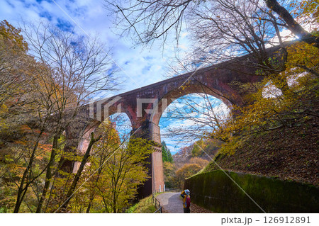 秋の群馬県安中市のめがね橋(碓氷第三橋梁)を奥側から見る 126912891
