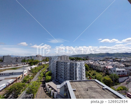 青空の枚方市香里ヶ丘の街並み 126912934