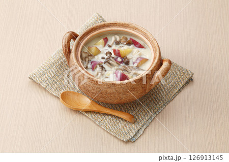 さつまいもときのこの豆乳クリームスープ（和風土鍋の温かい家庭料理） 126913145