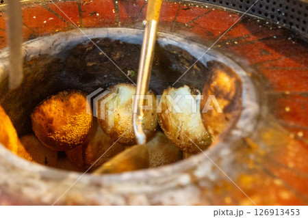 台湾・台北の饒河街夜市の名物「胡椒餅」 126913453