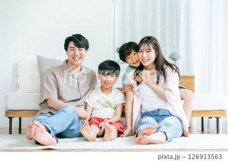 リビングでくつろぐ家族 126913563