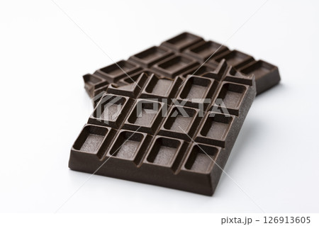 白背景に並べられた割れた板チョコレート 白背景に並べられた割れた板チョコレート 126913605