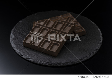 黒背景に板チョコレートのクローズアップ 126913608