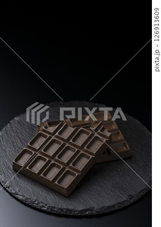 黒背景に板チョコレートのクローズアップ 126913609