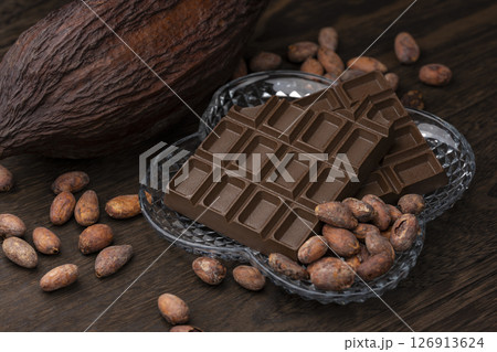カカオポッドとカカオ豆とチョコレート カカオポッドとカカオ豆とチョコレート 126913624