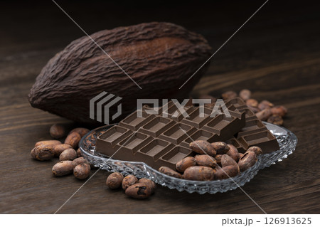 カカオポッドとカカオ豆とチョコレート 126913625