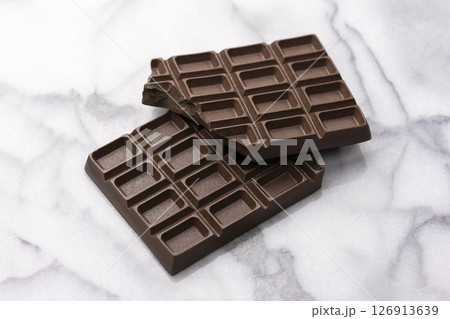 マーブル背景に割れた板チョコレート 126913639