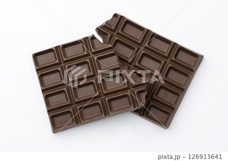 白背景に並べられた割れた板チョコレートの俯瞰 126913641