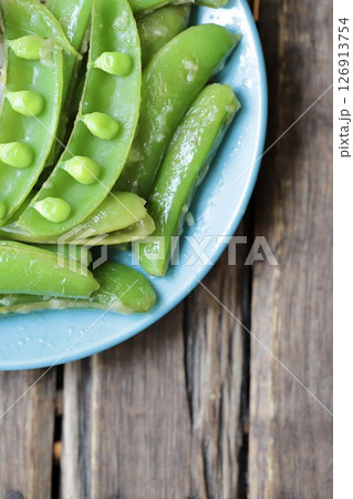 スナップエンドウのレモン麹炒め 126913754