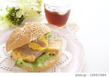 ハワイアン料理のスパムサンド 126913884