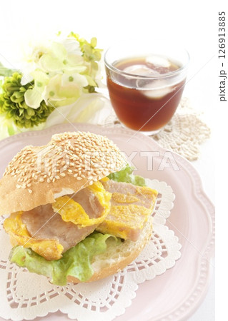ハワイアン料理のスパムサンド 126913885