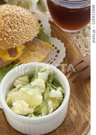 ハワイアン料理のスパムサンドとポテトサラダ ハワイアン料理のスパムサンドとポテトサラダ 126913896