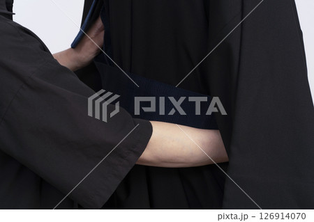 男性の紋付袴の着付け手順　トルソーを使った男袴の着付け方 工程 126914070
