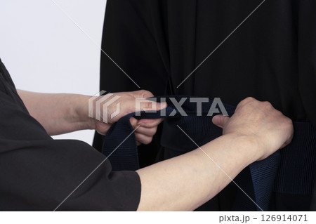 男性の紋付袴の着付け手順 トルソーを使った男袴の着付け方 工程 男性の紋付袴の着付け手順 トルソーを使った男袴の着付け方 工程 126914071