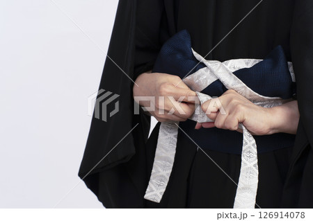 男性の紋付袴の着付け手順　トルソーを使った男袴の着付け方 工程 126914078