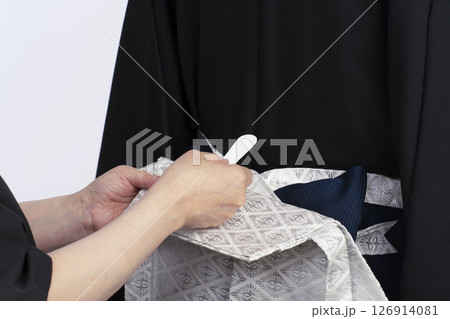 男性の紋付袴の着付け手順　トルソーを使った男袴の着付け方 工程 126914081