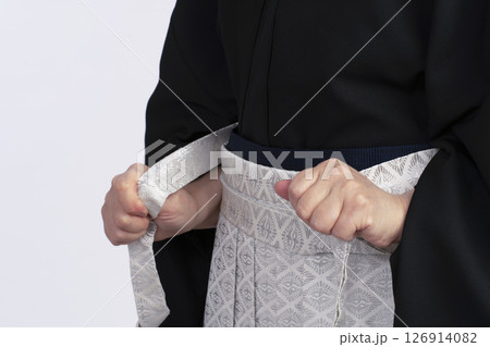 男性の紋付袴の着付け手順　トルソーを使った男袴の着付け方 工程 126914082