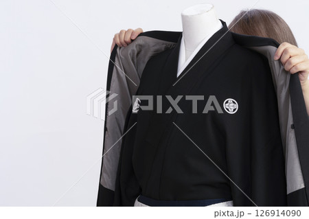 男性の紋付袴の着付け手順 トルソーを使った男袴の着付け方 工程 男性の紋付袴の着付け手順 トルソーを使った男袴の着付け方 工程 126914090