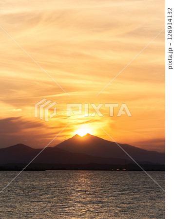 霞ヶ浦から望む山頂に太陽が重なるダイヤモンド筑波山 126914132