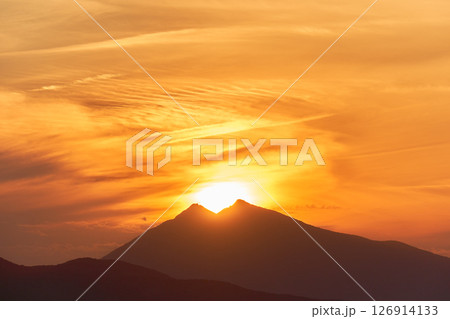 霞ヶ浦から望む荒れた夕焼け空と筑波山のシルエット 霞ヶ浦から望む荒れた夕焼け空と筑波山のシルエット 126914133