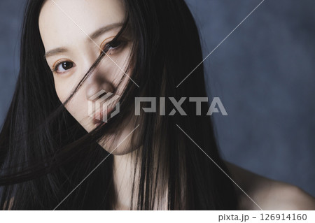 黒いオフショルを着た女性 黒いオフショルを着た女性 126914160