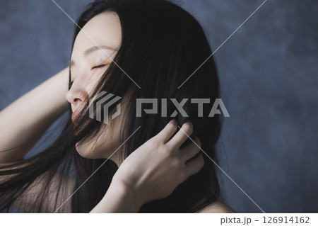 黒いオフショルを着た女性 黒いオフショルを着た女性 126914162