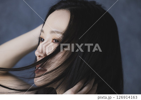 黒いオフショルを着た女性 126914163